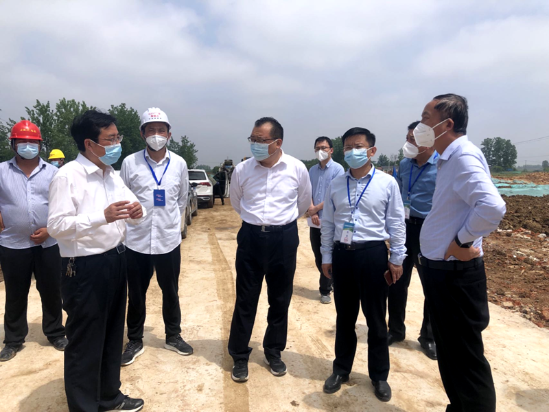 六安市委常委、常務副市長劉洪潔赴G237項目督導疫情防控及復工復產