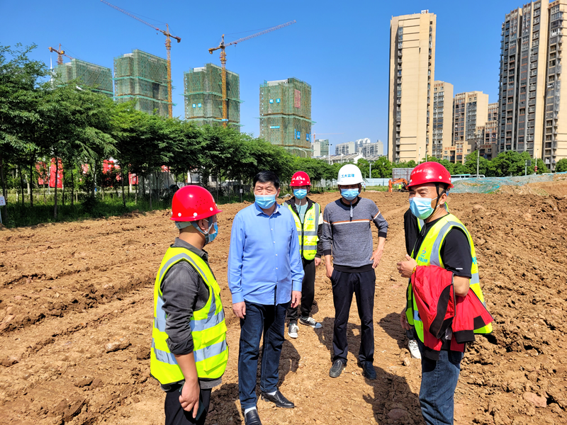 六安市重點(diǎn)工程建設(shè)管理處黨組書記、主任陳斌到長安路南延項(xiàng)目調(diào)研復(fù)工復(fù)產(chǎn)工作